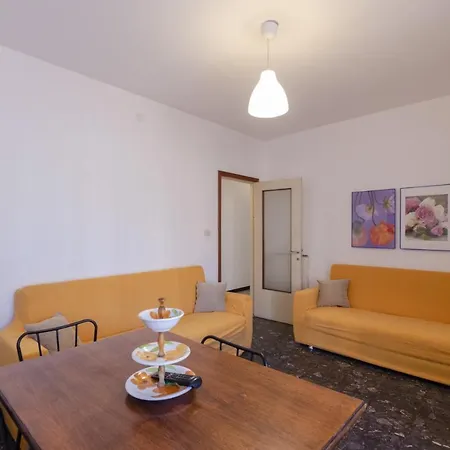 Altido Family Apt For 8 With Parking In Central